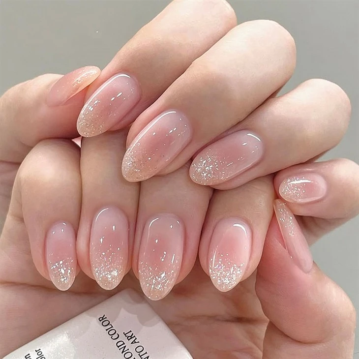 Presse ombrée à paillettes roses sur les ongles